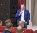 Дополнительные рейсы, круглосуточная медпомощь и общественный контроль за дорогами: Валерий Лимаренко встретился с жителями Шикотана