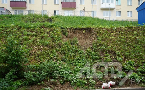 Сопка вновь "сползла" в Корсакове во время дождя