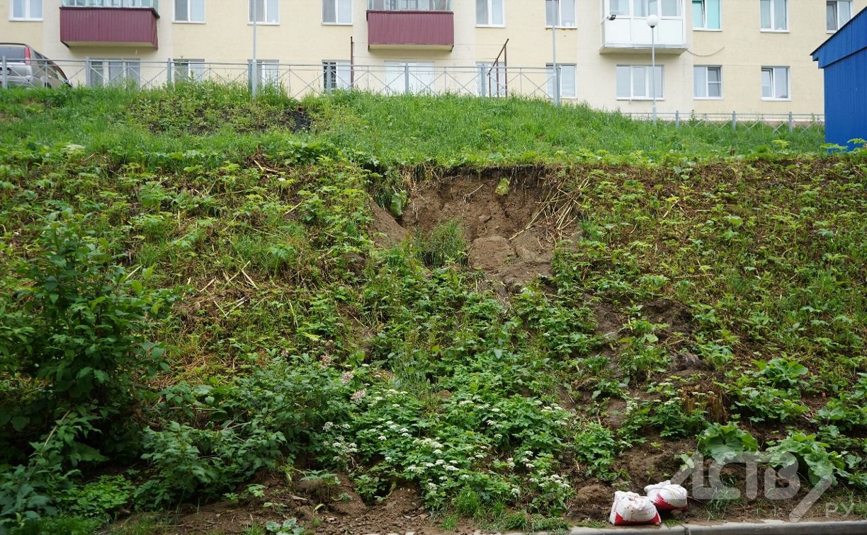 Сопка вновь "сползла" в Корсакове во время дождя