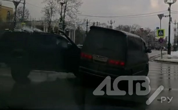Появилось видео жёсткого ДТП на перекрестке в центре Южно-Сахалинска