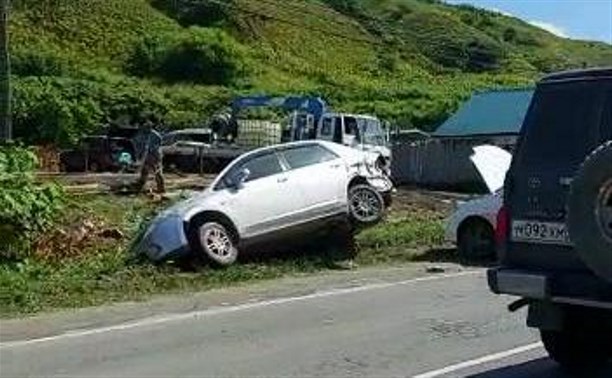 Автомобиль завис на краю дороги в Яблочном