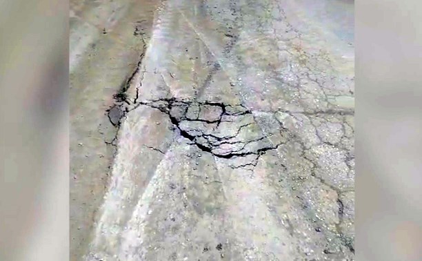 "Халтура чистой воды": очевидец удивился избирательному ремонту дороги в Южно-Сахалинске