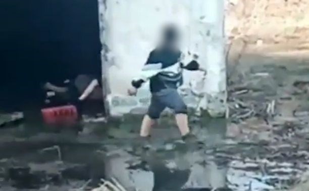 "Аквапарк в Корсакове" - сахалинец снял на видео плещущихся в грязной луже подростков