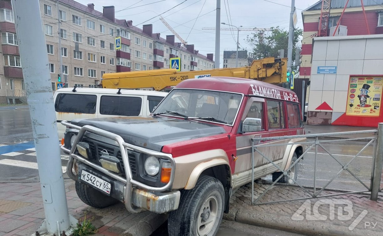Очевидцев жёсткого столкновения автокрана и внедорожника разыскивают в Южно-Сахалинске