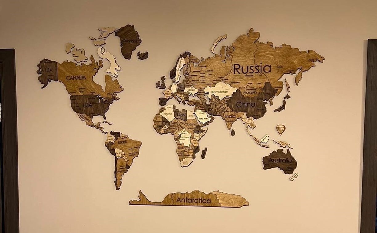 Семейная мастерская в России изготавливает эксклюзивные карты мира без Курил