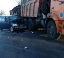 В Смирных легковая машина ударилась о груженый углем КамАЗ