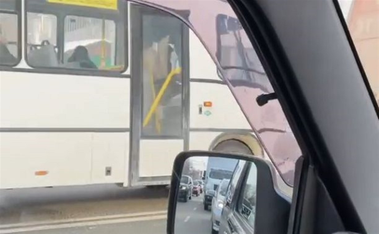 Водителя пассажирского автобуса, гонявшего по "встречке" в Южно-Сахалинске, уволили