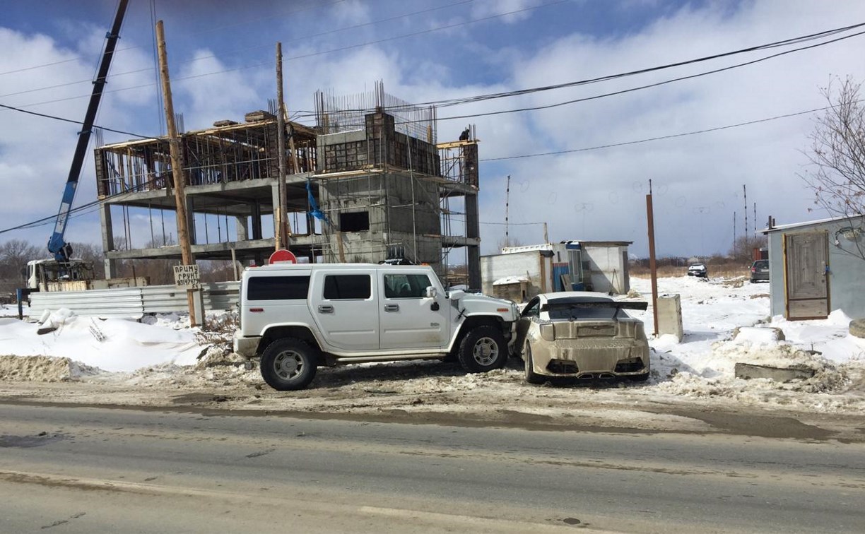 Очевидцев столкновения Hummer H2 и Toyota Celica разыскивают в Южно-Сахалинске