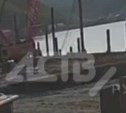 Обнародовано видео падения крана на Курилах - погиб рабочий