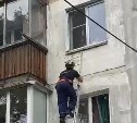 На Сахалине подростки заметили маленькую девочку, зовущую на помощь с третьего этажа