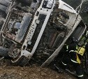 Самосвал слетел с трассы в Долинском районе - водителя зажало в кабине