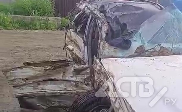 "Крыша пробита, колесо вывернуто": что осталось от авто, врезавшегося в самосвал на сахалинской трассе