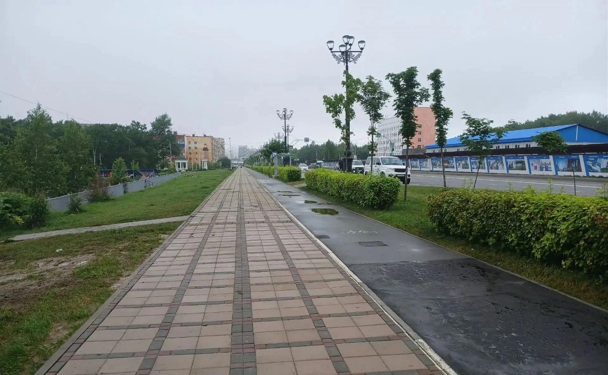Тротуар на улице Горького в Южно-Сахалинске полностью восстановили после ремонтных работ