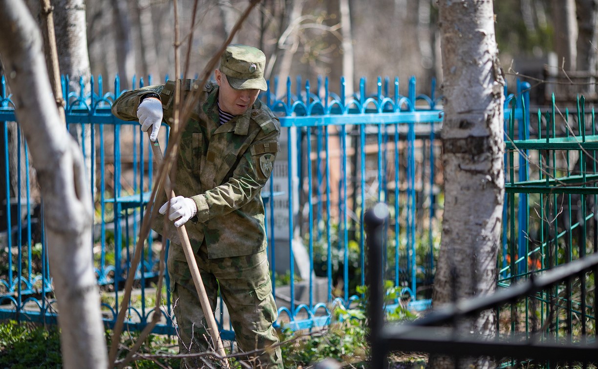 В Южно-Сахалинске прибрались на кладбищах перед Родительским днём