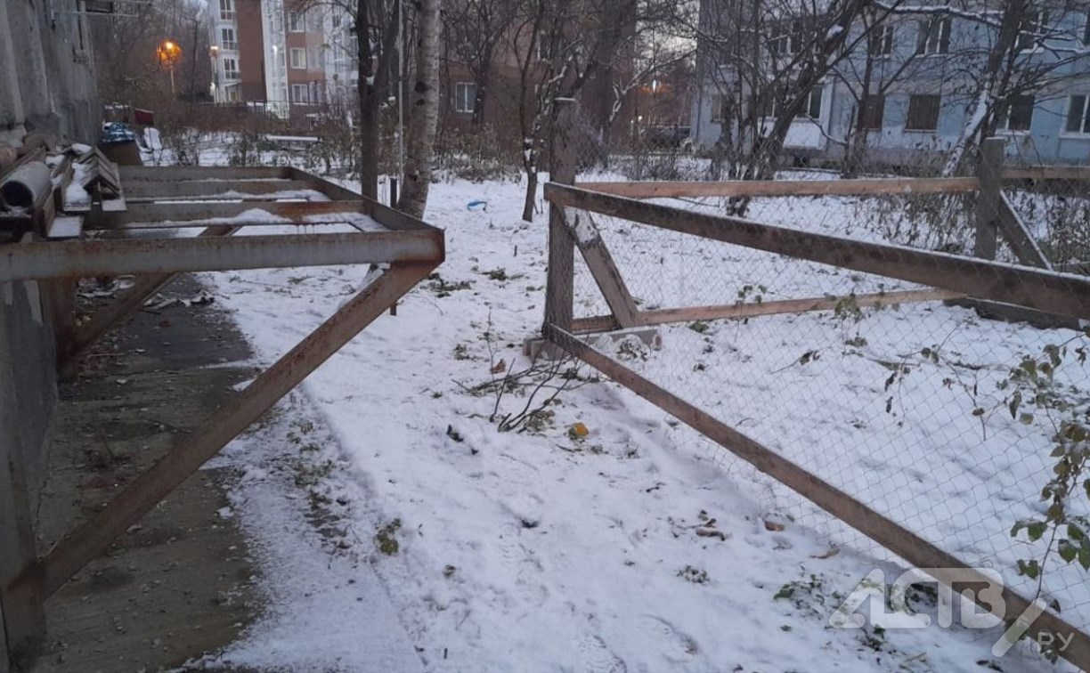 В Южно-Сахалинске во время возведения ТЦ забор поставили под окнами многоэтажки: люди возмущены
