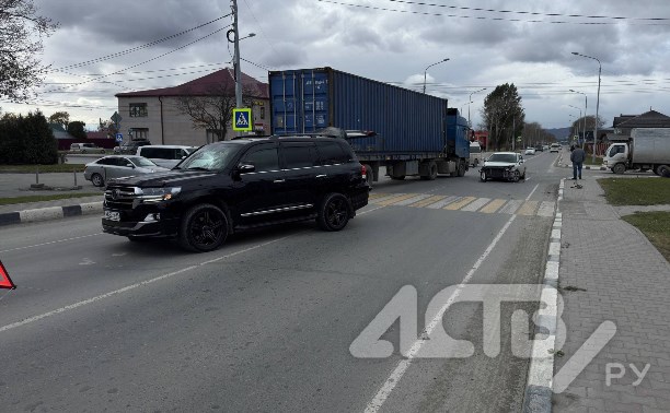 "Проезд затруднен": у аэропорта в Южно-Сахалинске столкнулись Toyota Land Cruiser и Subaru