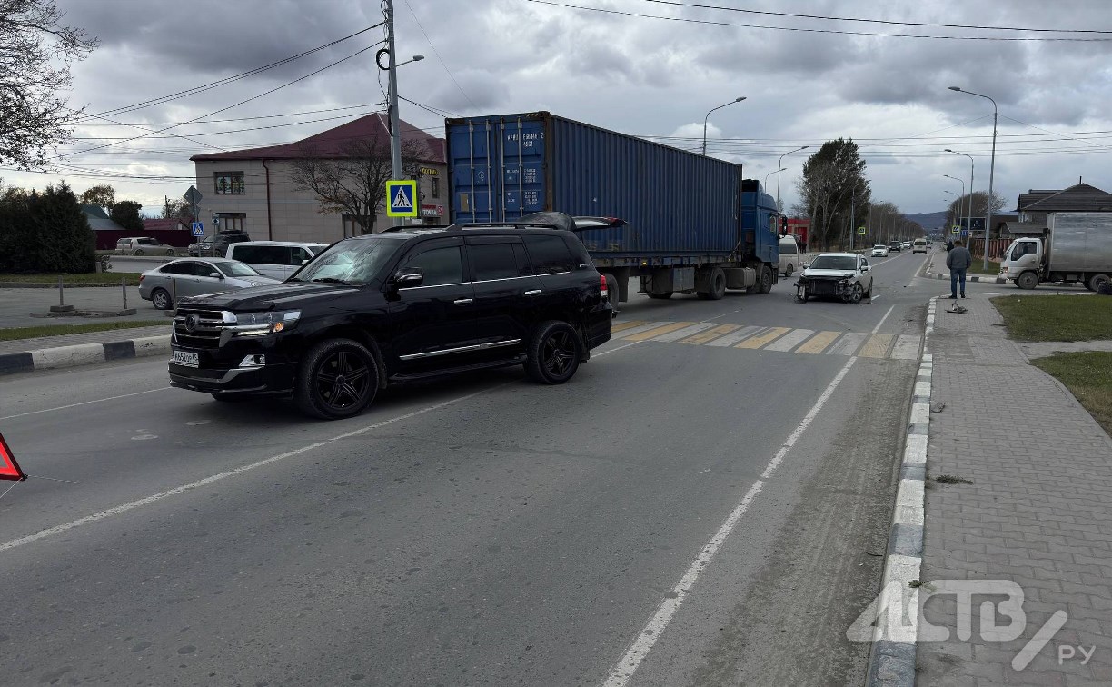 "Проезд затруднен": у аэропорта в Южно-Сахалинске столкнулись Toyota Land Cruiser и Subaru