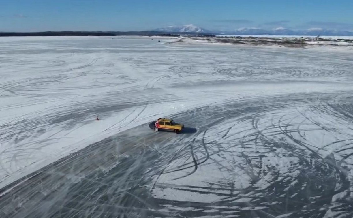 Сахалинцы на "Жигулях" устроили дрифт на льду