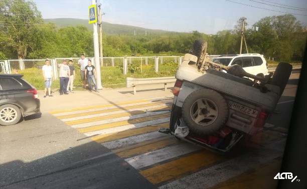 Автомобиль перевернулся из-за аварии в Южно-Сахалинске