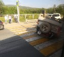 Автомобиль перевернулся из-за аварии в Южно-Сахалинске 