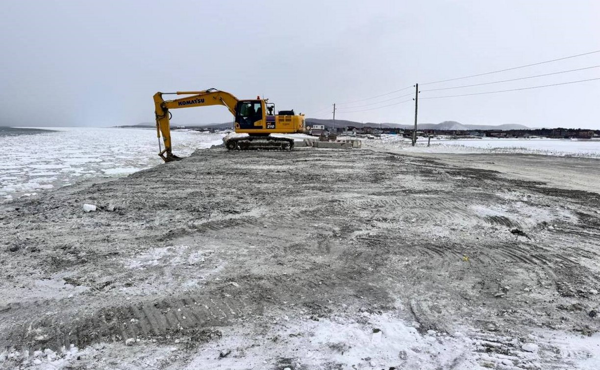 В Охотском восстановили разрушенный морем участок дороги 