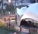 Дети начали бегать по куполу нового шатра на набережной в Корсакове