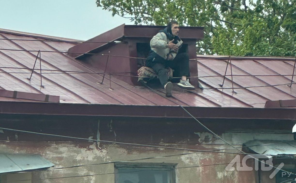 Странный парень зачитал рэп южносахалинцам, сидя на краю крыши расселённой многоэтажки