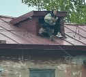 Странный парень зачитал рэп южносахалинцам, сидя на краю крыши расселённой многоэтажки