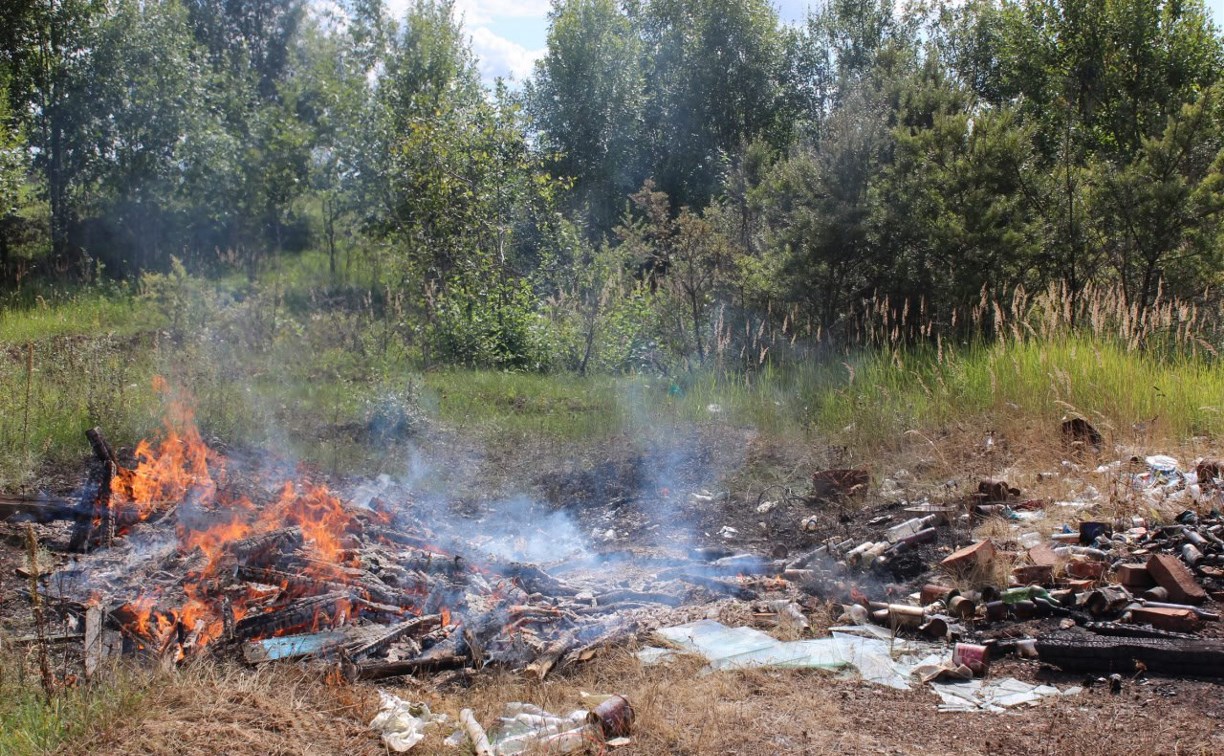 Куча мусора загорелась около реки в Поронайском районе