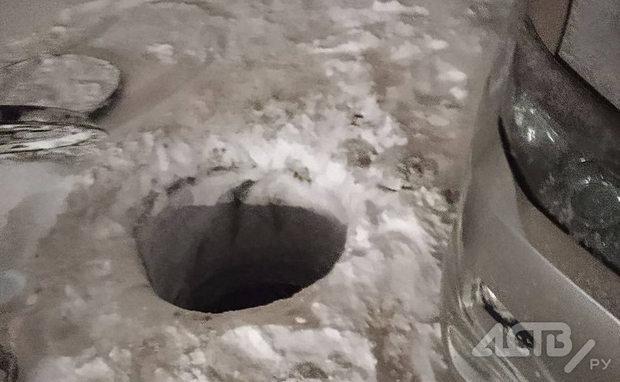 "Вытаскивали тросом": в Южно-Сахалинске женщина провалилась в открытый колодец