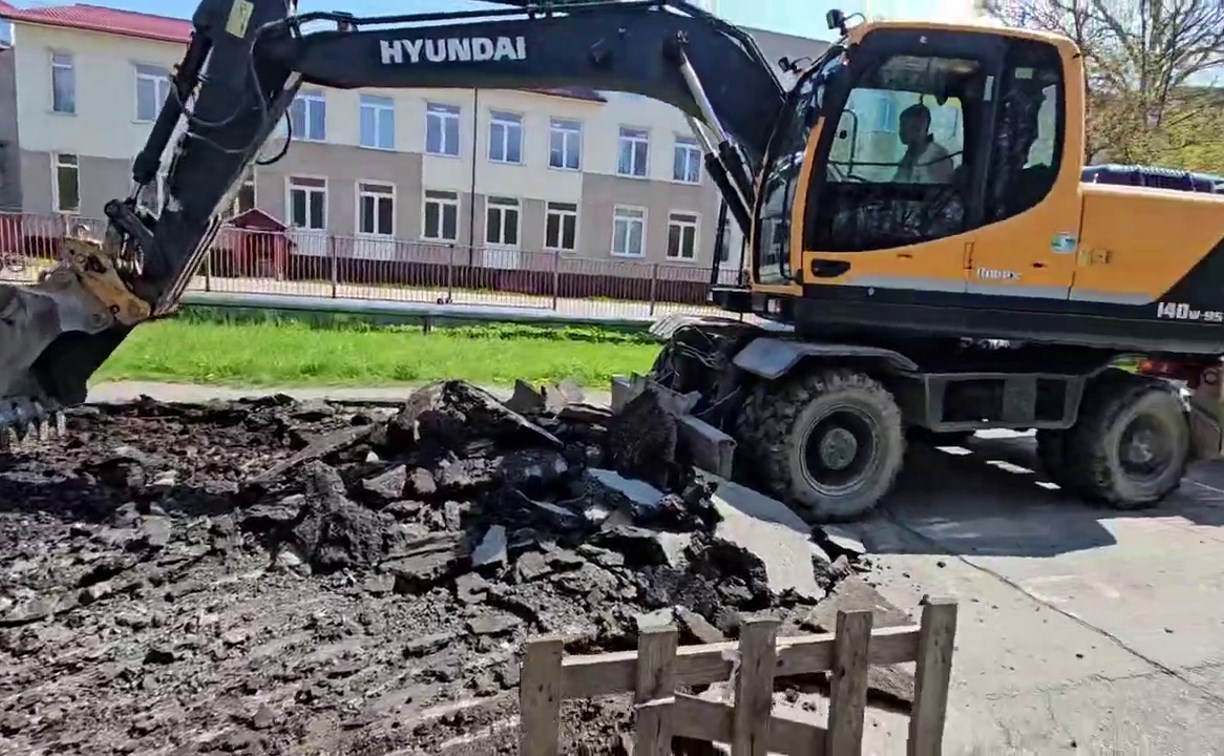 Улица Ленина в Аниве преображается