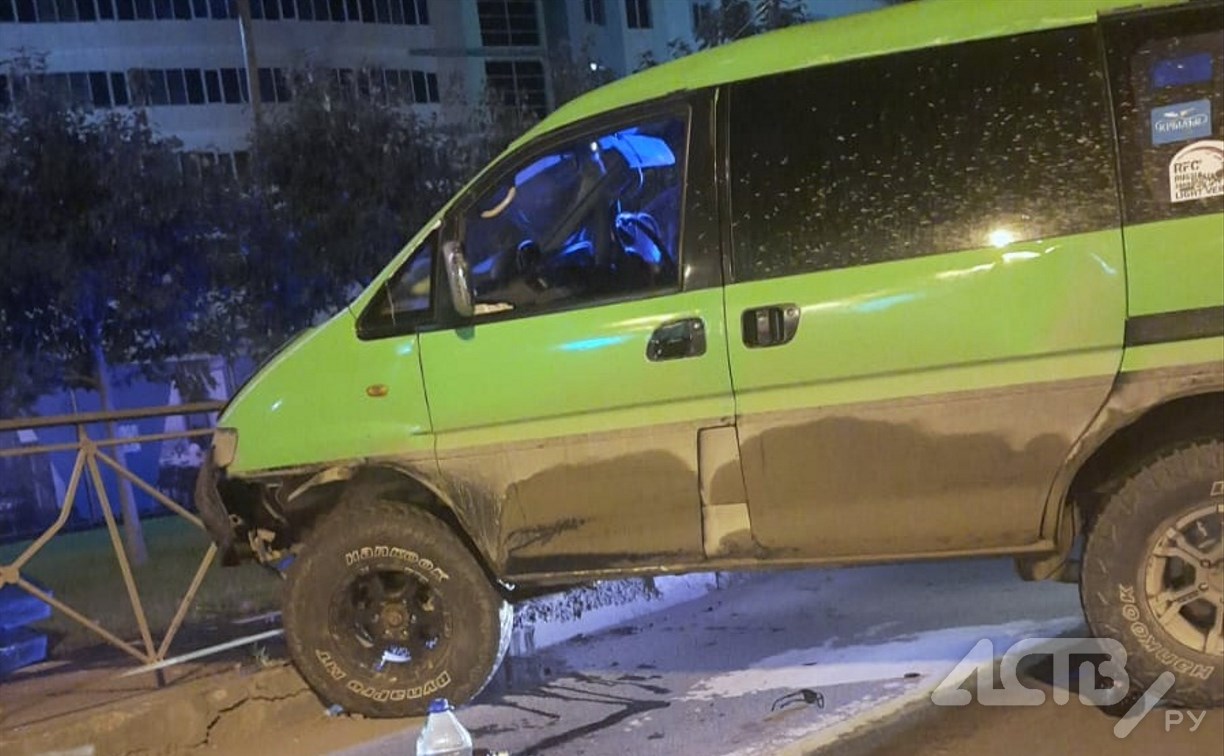 "Погоня или пьяные?": на пр. Мира в Южно-Сахалинске ночью произошло странное ДТП 