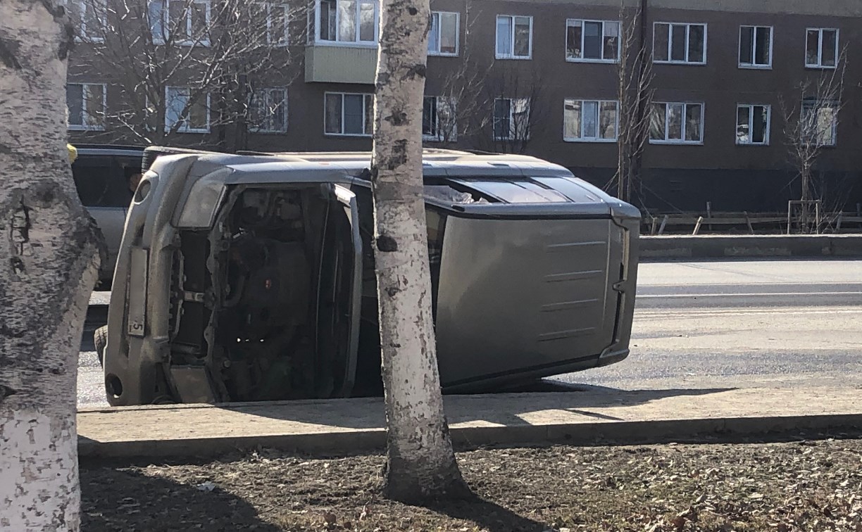 При ДТП на проспекте Мира в Южно-Сахалинске опрокинулась машина  