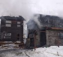 Строящийся коттедж вспыхнул в Южно-Сахалинске