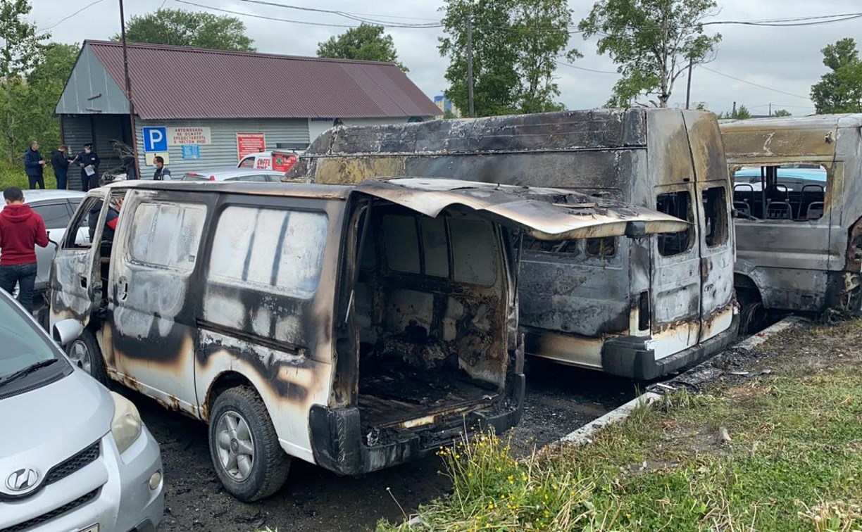 Три автомобиля сгорели у отделения ГИБДД в Южно-Сахалинске