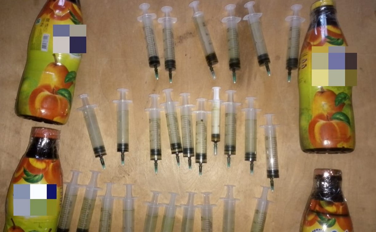 Бутылки с гашишным маслом на 17 миллионов рублей изъяли полицейские на Сахалине