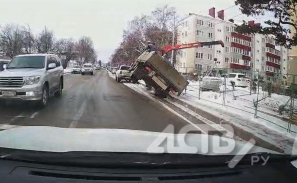 "В кузове был человек": появилось видео падения автокрана в Южно-Сахалинске