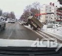 "В кузове был человек": появилось видео падения автокрана в Южно-Сахалинске