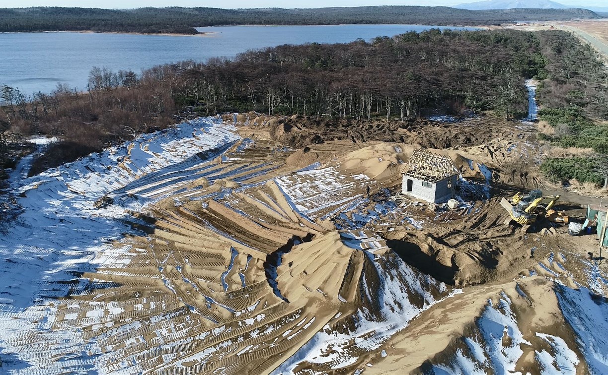 Сахалинские "гектарщики"  уничтожают  побережье Тёплых озер
