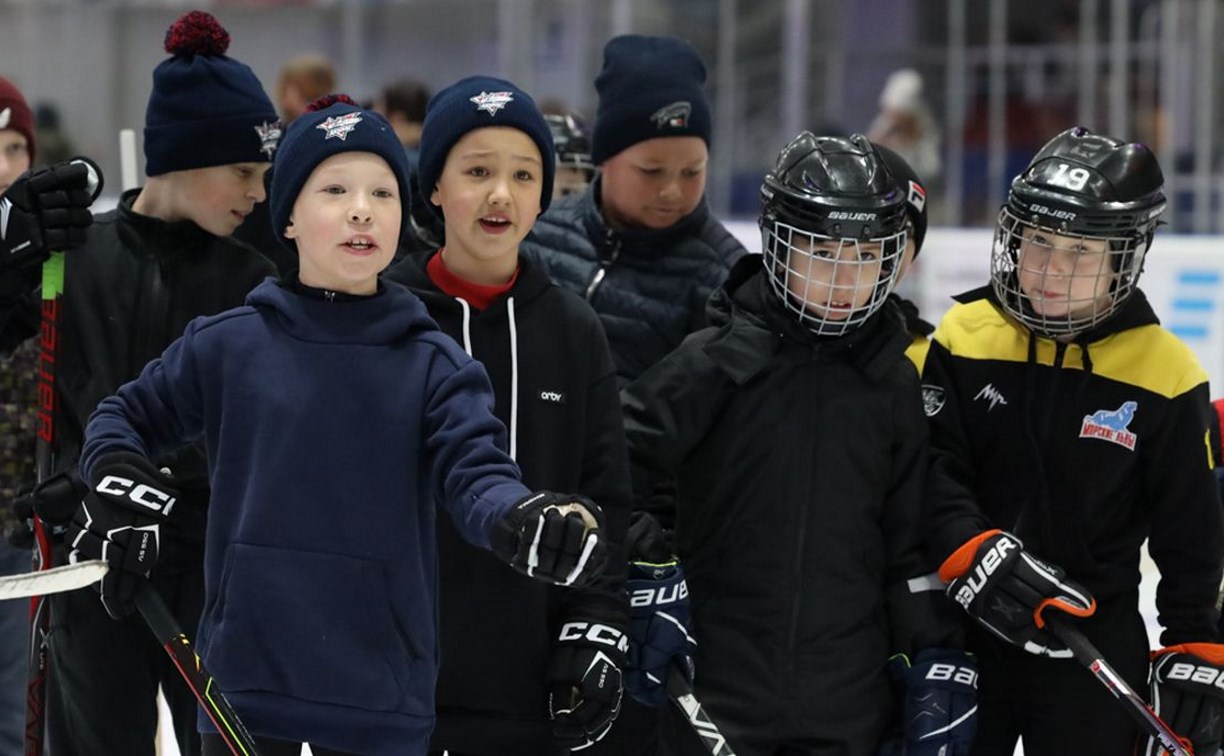 Сотни сахалинцев вышли на лёд с хоккеистами в поддержку бойцов СВО и их семей