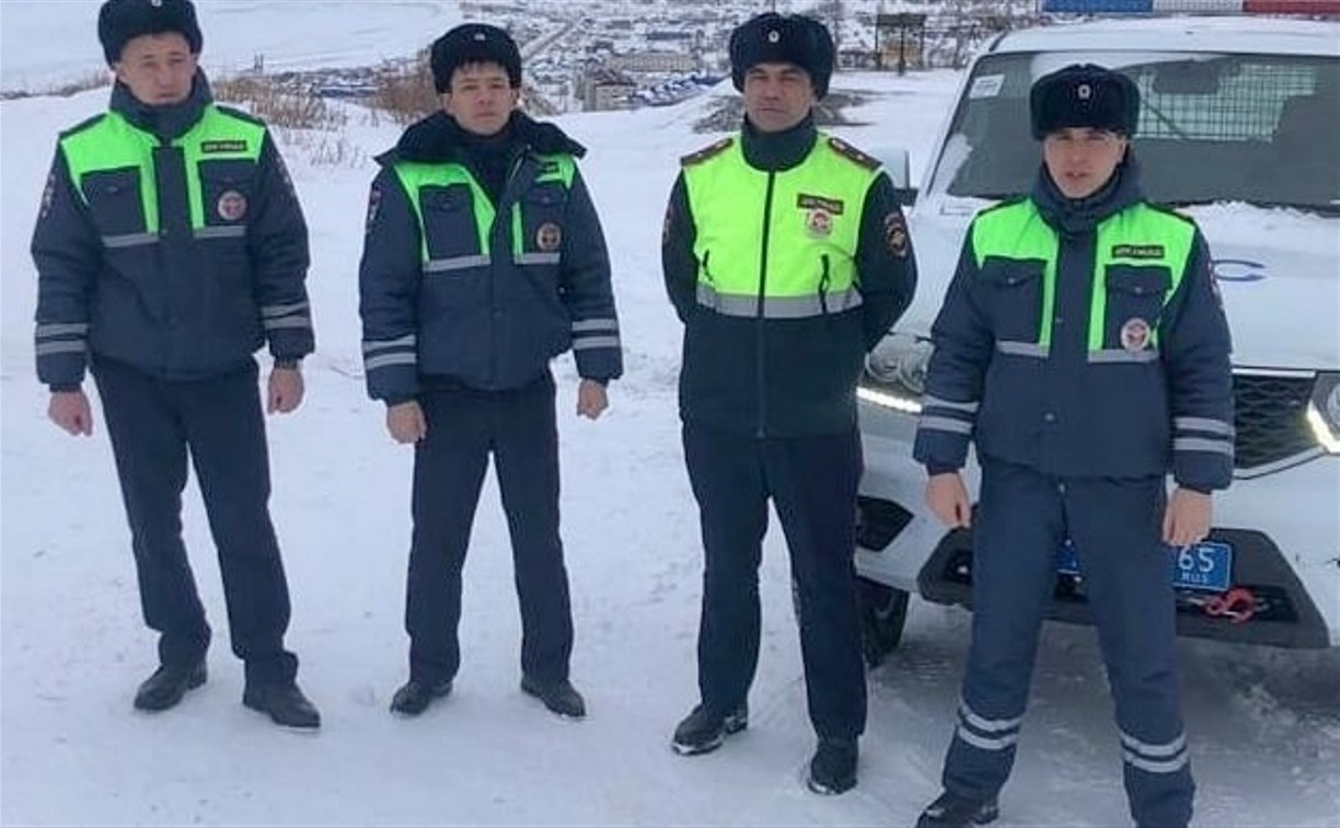 Сахалинские полицейские спасли погибающего от мороза мужчину