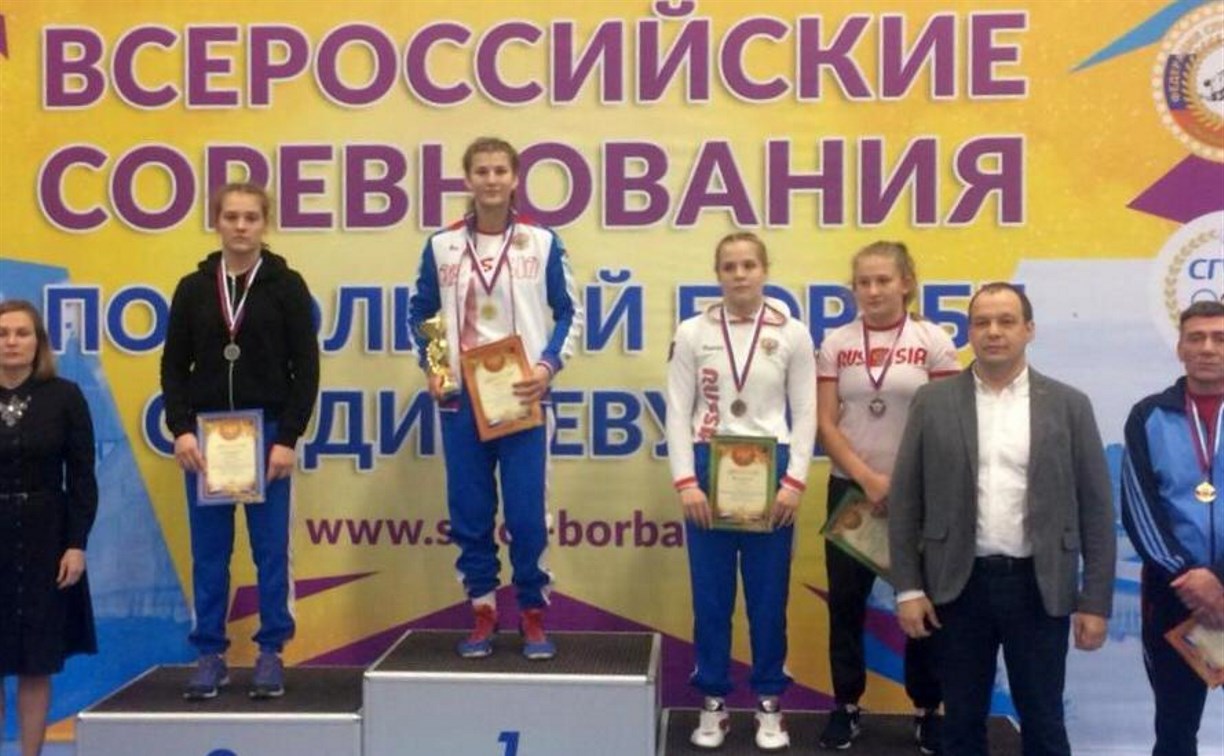 Золото всероссийских соревнований по вольной борьбе завоевала спортсменка из Корсакова