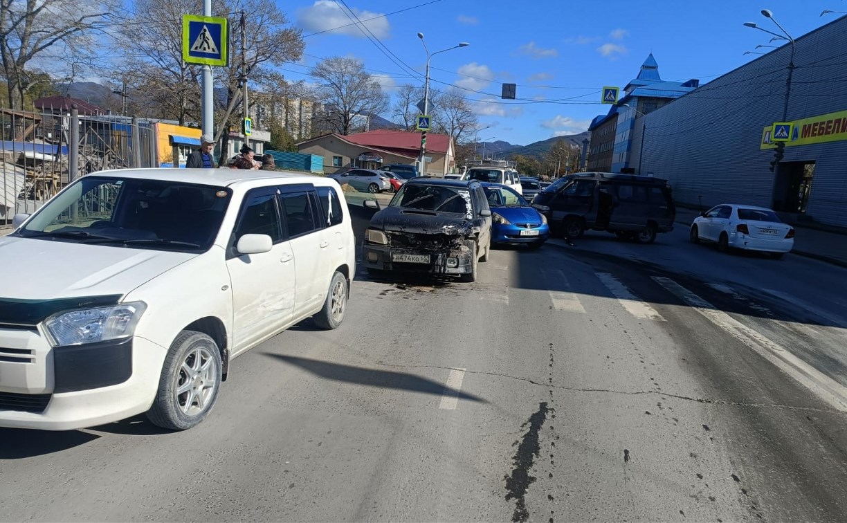 Очевидцев ДТП с тремя авто ищут в Южно-Сахалинске  Очевидцев ДТП с тремя авто ищут в Южно-Сахалинске