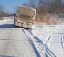 Автобус с пассажирами застрял в сугробе в Долинском районе