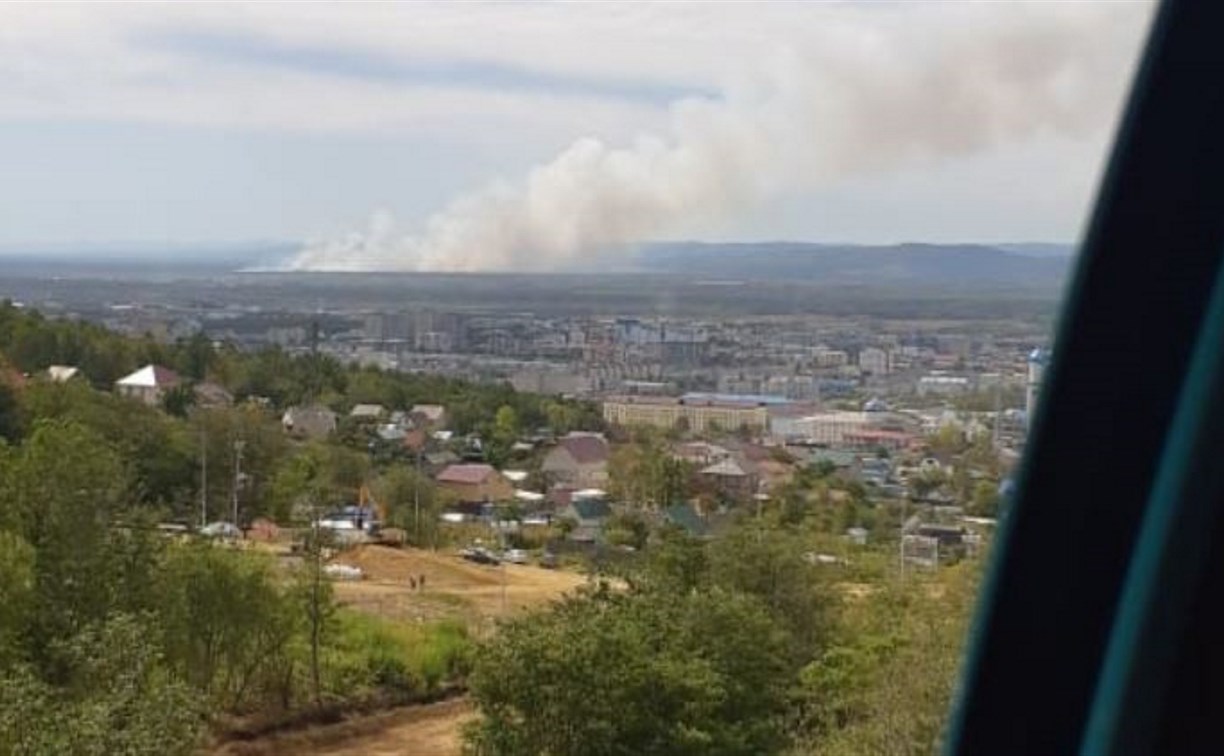 В Анивском районе пожарные тушат 2 гектара полей