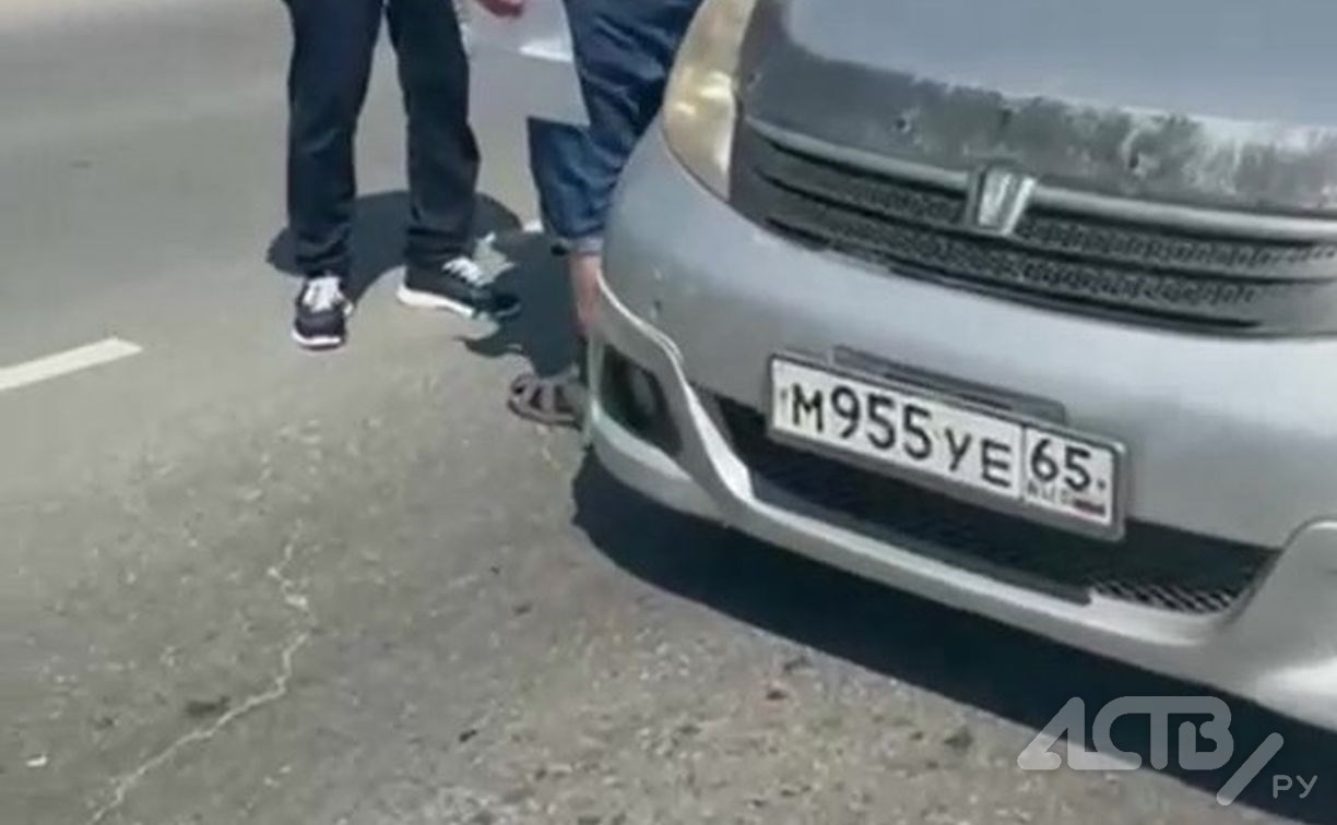 В Южно-Сахалинске столкнулись Toyota Isis и Kia Sorento - розыск очевидцев