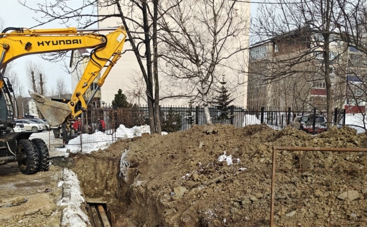 В седьмом микрорайоне Южно-Сахалинска продолжаются земляные работы