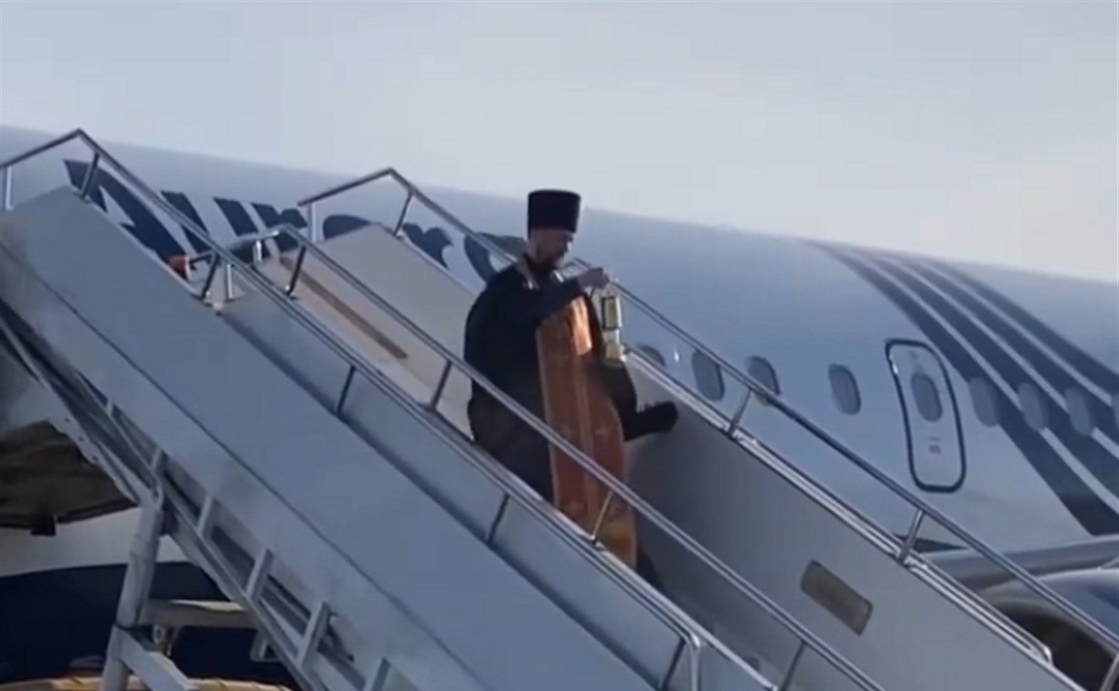 В Южно-Сахалинск доставили Благодатный огонь