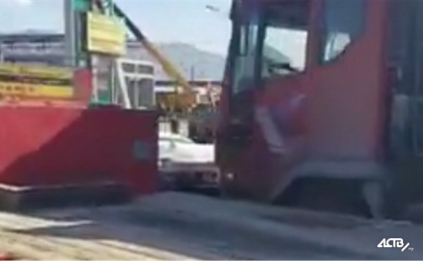 Два грузовика зажали легковушку в Южно-Сахалинске 