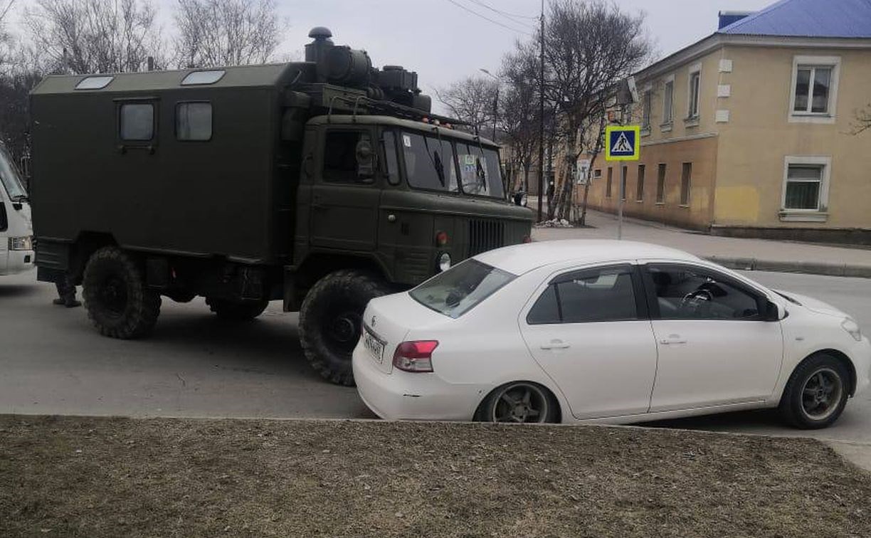 Военный грузовик врезался в автомобиль Toyota Belta на Сахалине